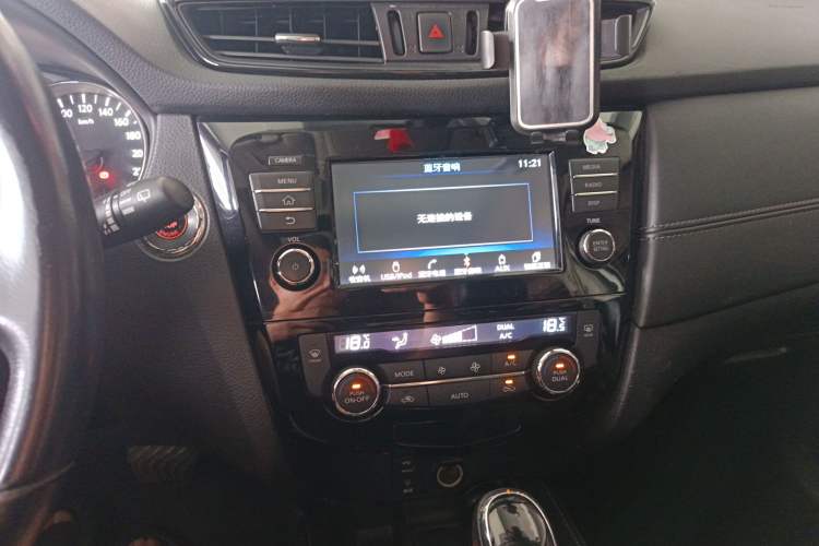 Used Nissan X-Trail 2017 2.5L CVT Luxury Edition 4WD Audio And AC Panel