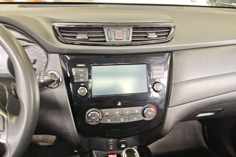 Used Nissan X-Trail 2017 2.0L CVT Comfort Edition 2WD Audio And AC Panel