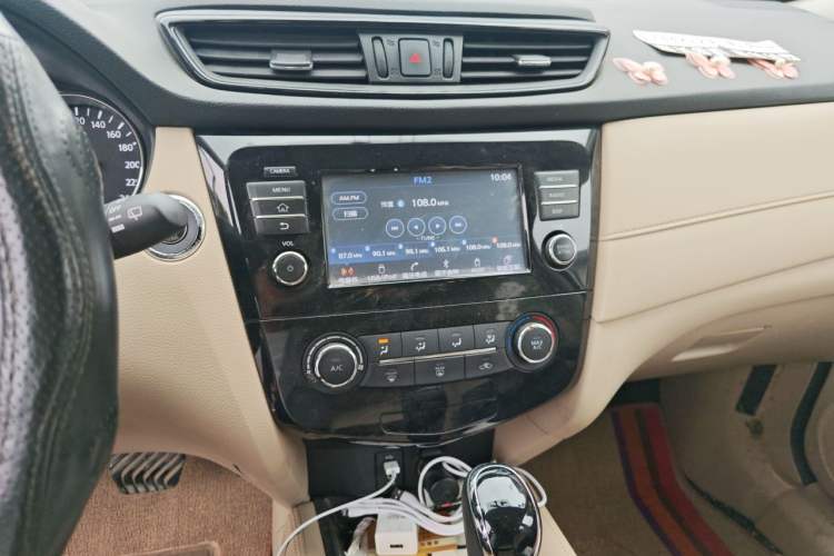 Used Nissan X-Trail 2017 2.0L CVT Comfort Edition 2WD Audio And AC Panel