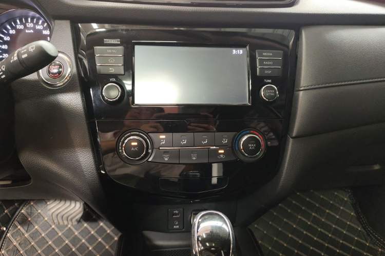 Used Nissan X-Trail 2017 2.0L CVT Comfort Edition 2WD Audio And AC Panel