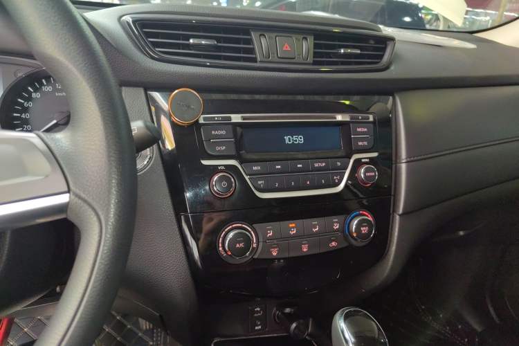 Used Nissan X-Trail 2017 2.0L CVT Fashion Edition 2WD Audio And AC Panel