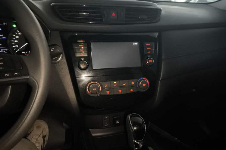 Used Nissan X-Trail 2017 2.0L CVT Comfort Edition 2WD Audio And AC Panel