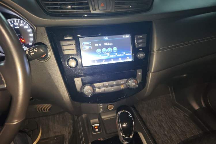 Used Nissan X-Trail 2017 2.5L CVT Luxury Edition 4WD Audio And AC Panel