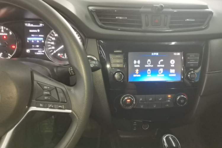 Used Nissan X-Trail 2017 2.0L CVT Comfort Edition 2WD Audio And AC Panel