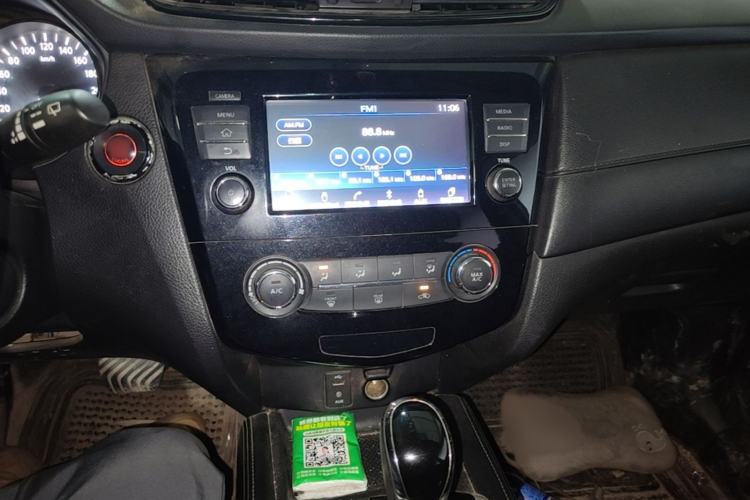 Used Nissan X-Trail 2017 2.0L CVT Comfort Edition 2WD Audio And AC Panel