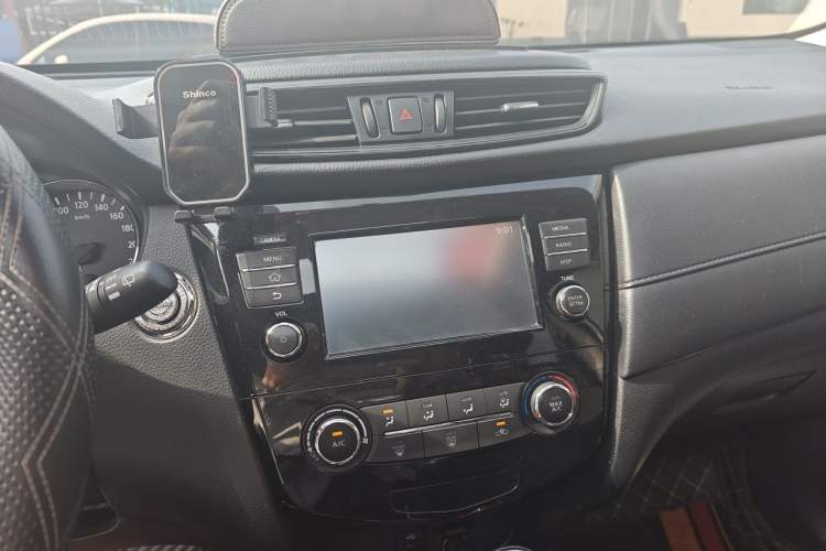 Used Nissan X-Trail 2017 2.0L CVT Comfort Edition 2WD Audio And AC Panel