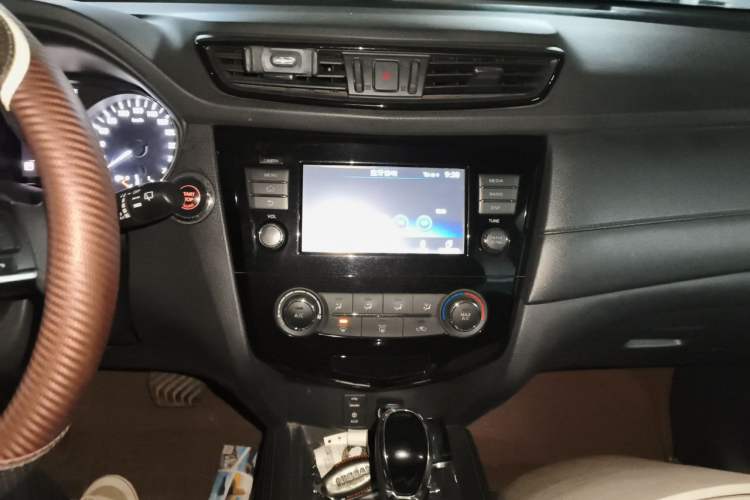 Used Nissan X-Trail 2017 2.0L CVT Comfort Edition 2WD Audio And AC Panel