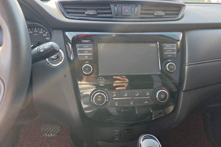 Used Nissan X-Trail 2017 2.0L CVT Comfort Edition 2WD Audio And AC Panel