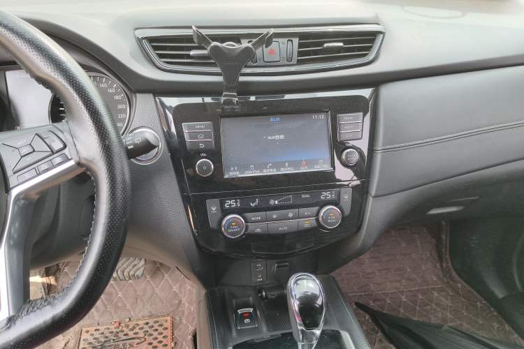 Used Nissan X-Trail 2017 2.5L CVT Leading Edition 4WD Audio And AC Panel