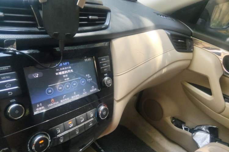 Used Nissan X-Trail 2017 2.0L CVT Comfort Edition 2WD Audio And AC Panel