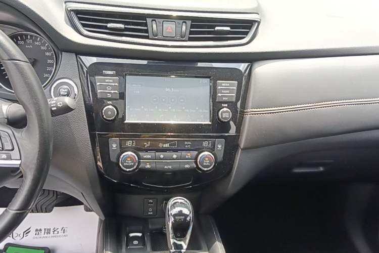 Used Nissan X-Trail 2017 2.5L CVT Luxury Edition 4WD Audio And AC Panel