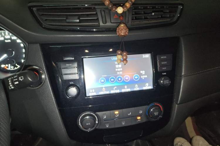 Used Nissan X-Trail 2017 2.0L CVT Comfort Edition 2WD Audio And AC Panel