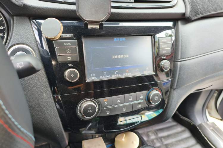 Used Nissan X-Trail 2017 2.0L CVT Comfort Edition 2WD Audio And AC Panel