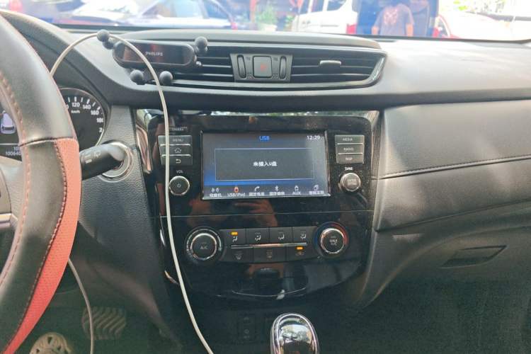 Used Nissan X-Trail 2017 2.0L CVT Comfort Edition 2WD Audio And AC Panel