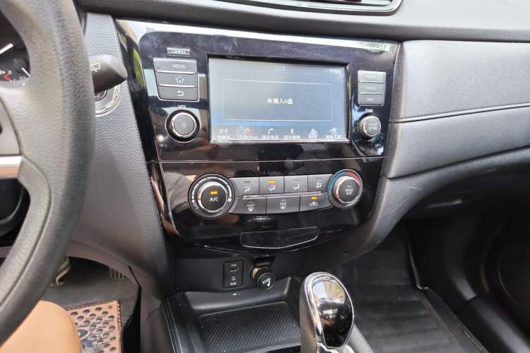Used Nissan X-Trail 2017 2.0L CVT Comfort Edition 2WD Audio And AC Panel