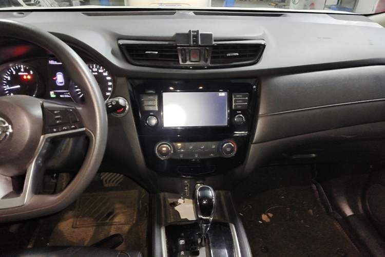 Used Nissan X-Trail 2017 2.0L CVT Comfort Edition 2WD Audio And AC Panel