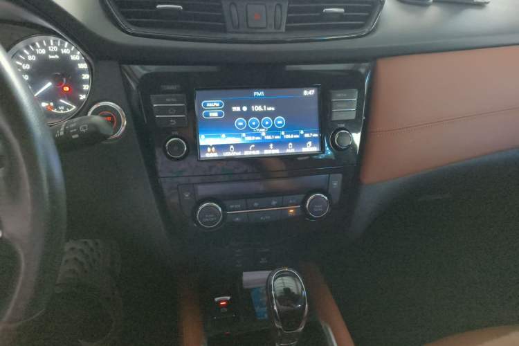Used Nissan X-Trail 2017 2.5L CVT Ultimate Edition 4WD Audio And AC Panel