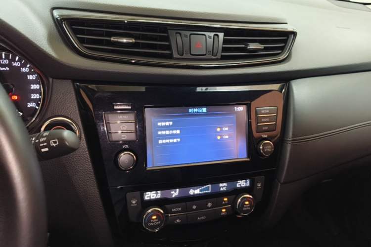 Used Nissan X-Trail 2017 2.5L CVT Luxury Edition 4WD Audio And AC Panel