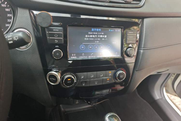Used Nissan X-Trail 2017 2.0L CVT Comfort Edition 2WD Audio And AC Panel