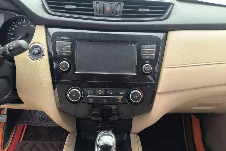 Used Nissan X-Trail 2017 2.0L CVT Comfort Edition 2WD Audio And AC Panel
