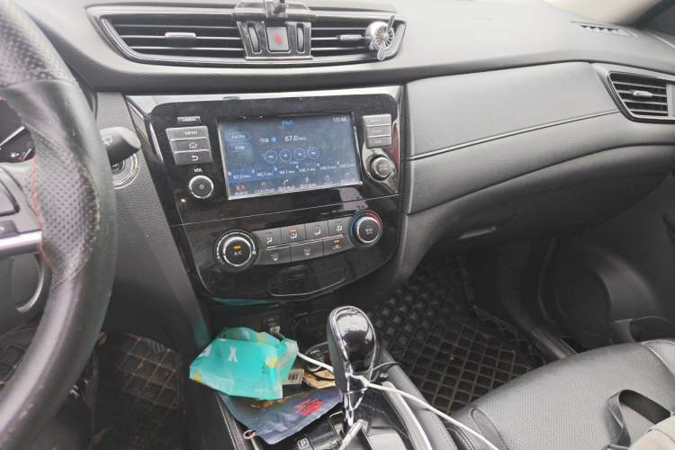 Used Nissan X-Trail 2017 2.0L CVT Comfort Edition 2WD Audio And AC Panel