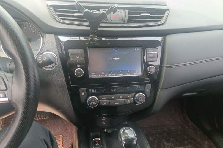 Used Nissan X-Trail 2017 2.5L CVT Leading Edition 4WD Audio And AC Panel