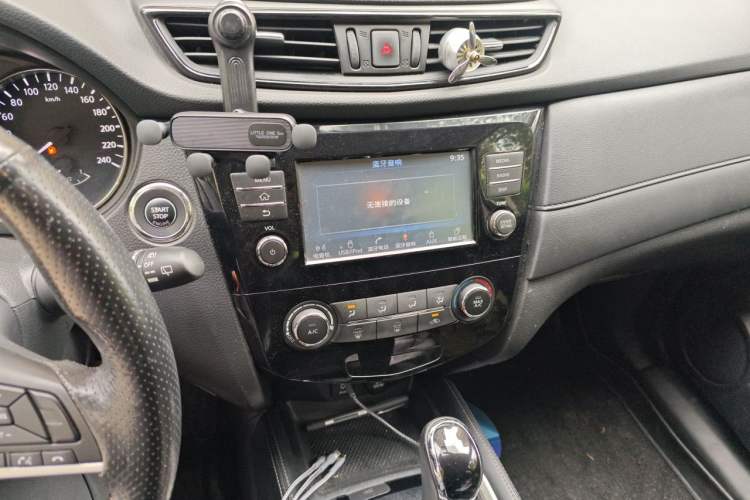Used Nissan X-Trail 2017 2.0L CVT Comfort Edition 2WD Audio And AC Panel
