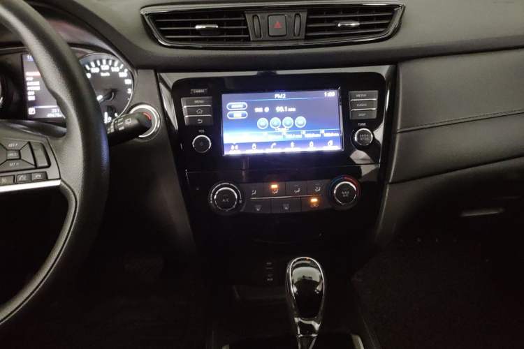 Used Nissan X-Trail 2017 2.0L CVT Comfort Edition 2WD Audio And AC Panel
