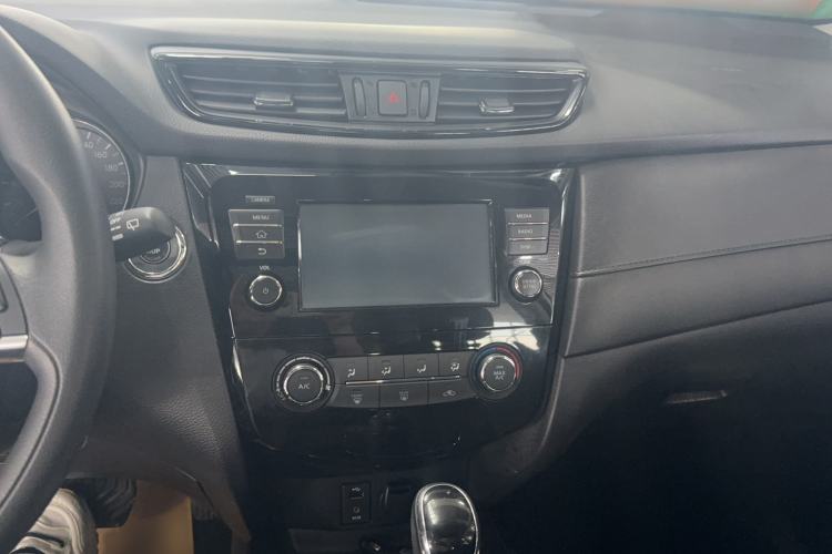 Used Nissan X-Trail 2017 2.0L CVT Comfort Edition 2WD Audio And AC Panel