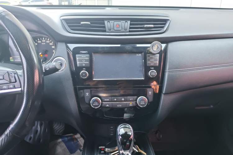 Used Nissan X-Trail 2017 2.5L CVT Luxury Edition 4WD Audio And AC Panel