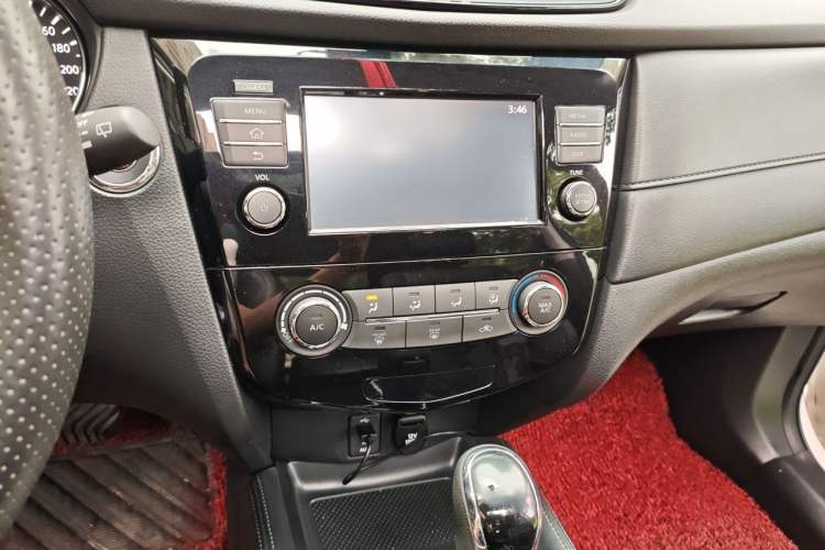 Used Nissan X-Trail 2017 2.0L CVT Comfort Edition 2WD Audio And AC Panel