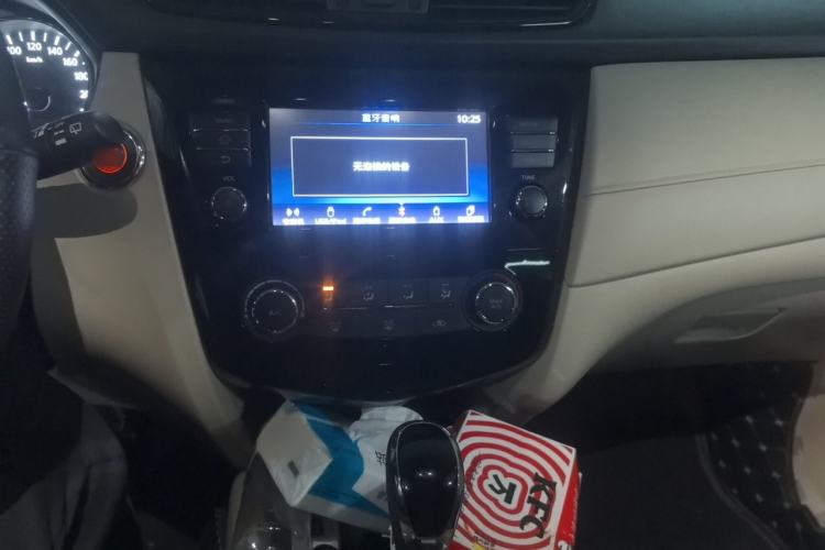Used Nissan X-Trail 2017 2.0L CVT Comfort Edition 2WD Audio And AC Panel