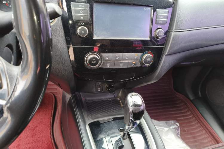 Used Nissan X-Trail 2017 2.0L CVT Comfort Edition 2WD Audio And AC Panel
