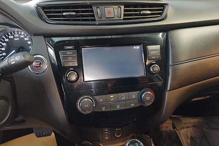 Used Nissan X-Trail 2017 2.0L CVT Comfort Edition 2WD Audio And AC Panel
