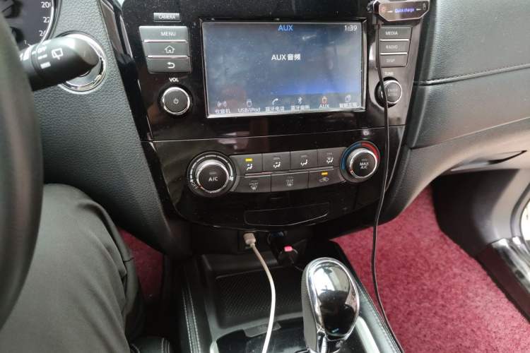 Used Nissan X-Trail 2017 2.0L CVT Comfort Edition 2WD Audio And AC Panel