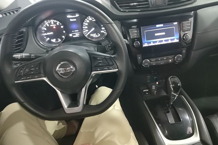 Used Nissan X-Trail 2017 2.5L CVT Luxury Edition 4WD Center Console
