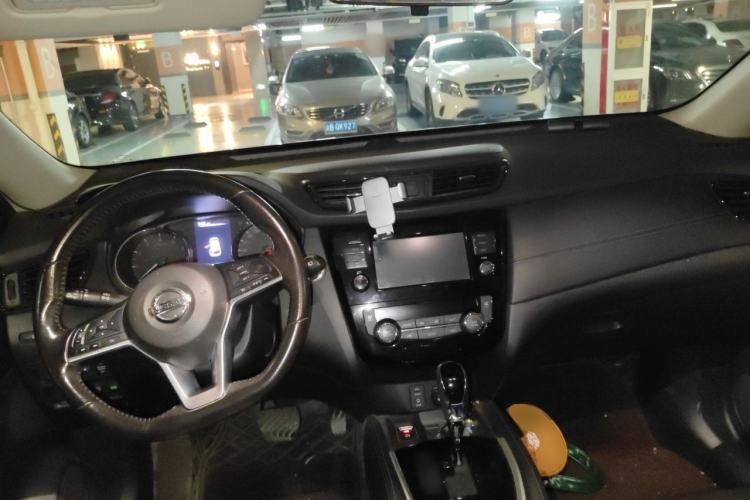 Used Nissan X-Trail 2017 2.5L CVT Luxury Edition 4WD Center Console
