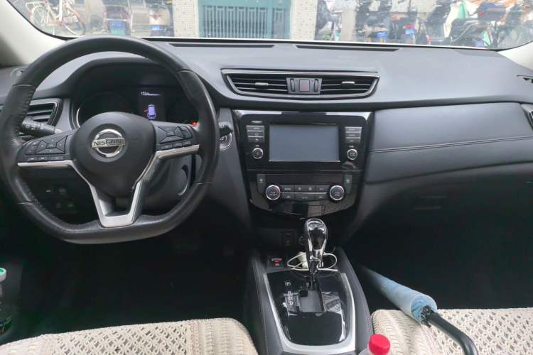 Used Nissan X-Trail 2017 2.5L CVT Luxury Edition 4WD Center Console