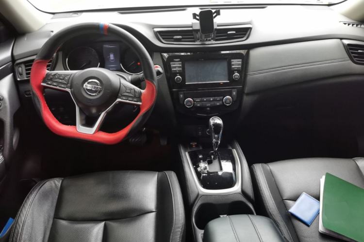 Used Nissan X-Trail 2017 2.5L CVT Luxury Edition 4WD Center Console