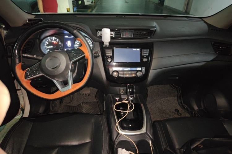 Used Nissan X-Trail 2017 2.5L CVT Leading Edition 4WD Center Console