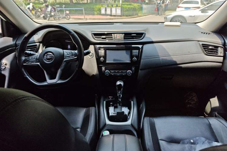 Used Nissan X-Trail 2017 2.5L CVT Luxury Edition 4WD Center Console