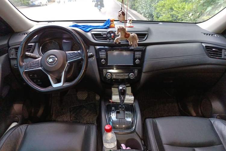 Used Nissan X-Trail 2017 2.5L CVT Luxury Edition 4WD Center Console