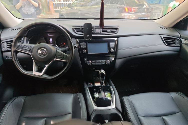 Used Nissan X-Trail 2017 2.5L CVT Luxury Edition 4WD Center Console