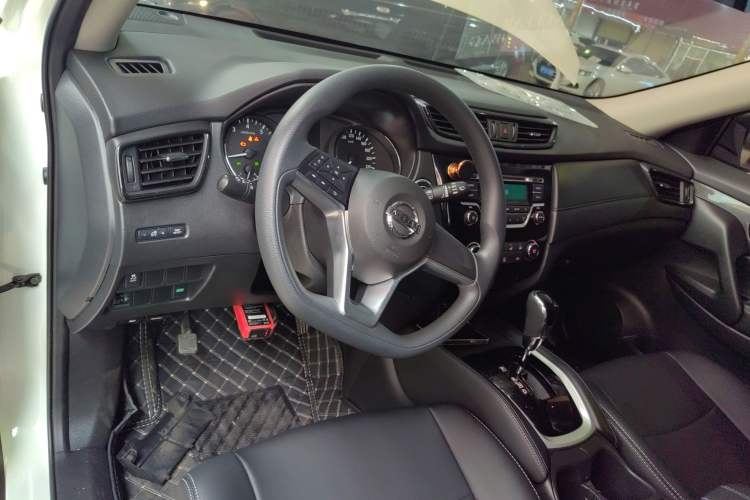 Used Nissan X-Trail 2017 2.0L CVT Fashion Edition 2WD Center Console