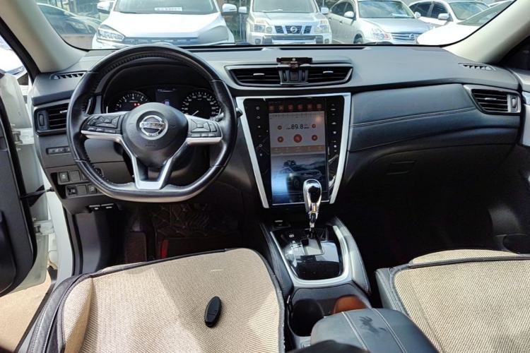 Used Nissan X-Trail 2017 2.5L CVT Luxury Edition 4WD Center Console
