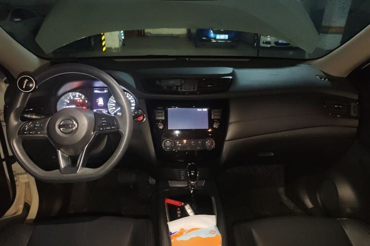 Used Nissan X-Trail 2017 2.0L CVT Smart Enjoyment Version 2WD Center Console