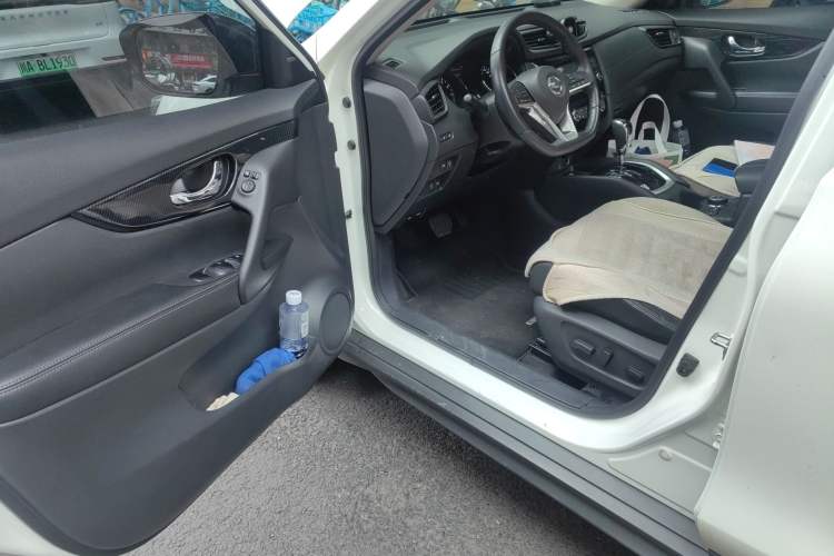 Used Nissan X-Trail 2017 2.5L CVT Luxury Edition 4WD Driver Seat