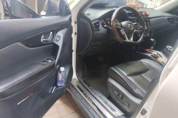 Used Nissan X-Trail 2017 2.5L CVT Luxury Edition 4WD Driver Seat