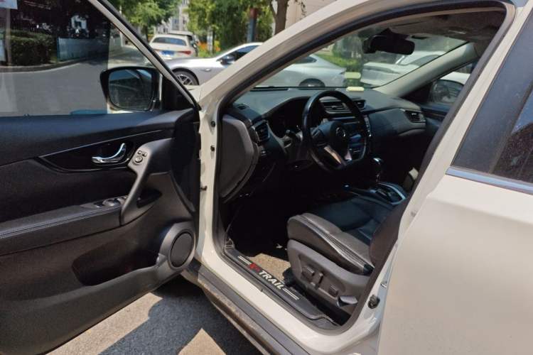 Used Nissan X-Trail 2017 2.5L CVT Luxury Edition 4WD Driver Seat