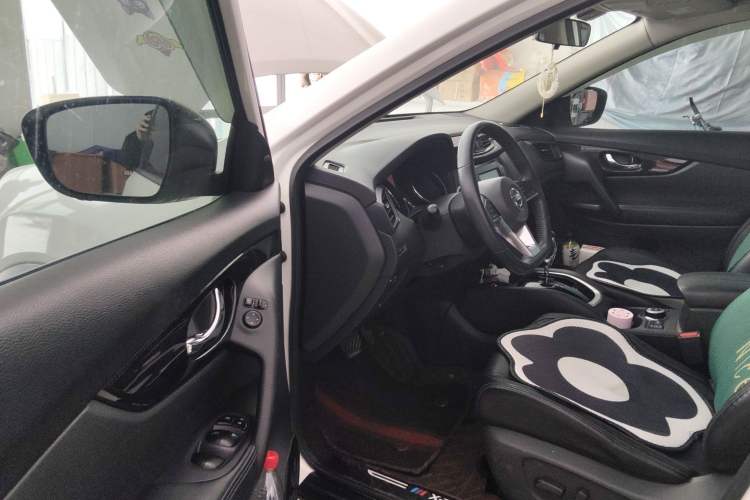 Used Nissan X-Trail 2017 2.5L CVT Luxury Edition 4WD Driver Seat